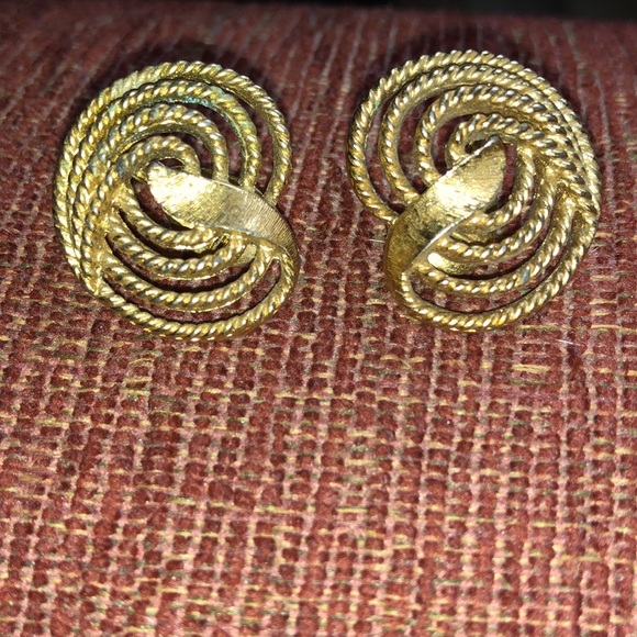 Vintage Monet clip-on gold-tone Earrings - Picture 4 of 4